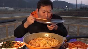 Así es Mukbang de Corea del sur. 4 Yeol Ramen Coreano con Kimchi y Kimchi de cebollíno YOUTUBE - 흥삼 ** Les presentamos los videos de comida coreana y mukbang. | Comida Coreana y Mukbang