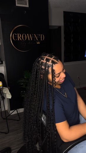 CROWN’D By SHERA on Instagram: "Use this as your sign …. ☺️😍 Boho Knotless Braids 🌸 #orlandobraider #bohoknotless #floridabraider #knotlessbraids #trending #hairinspo #diy"