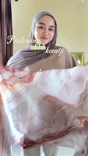Cha | Fashion & hijab tutorial on Instagram: "Punya pashmina motif? Coba 4 style buat ngakalin baju polos kayak gini. Dijamin sat set & THAT SIMPLE! 😎 Spill ⬇️: 🔗 shoes : 10 🔗 pashmina viscose polos : 34 🔗 loose pants (beige) : 47 🔗 pashmina motif (referensi) : 53 🔗 kaos polos oversize : 54 🔗 bergo knit bordir : 55 Cara beli : 🛒 ☝🏻klik link di bio 🔎cari produk sesuai nomor ✔️check out Like, komen dan share postingan ini kalau kalian mau tips fashion di konten aku selanjutnya. 🥰✨ #outf
