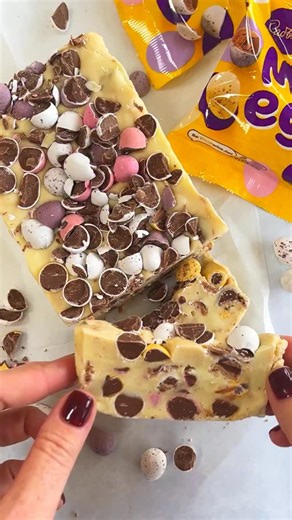 SLOW COOKER MINI EGG FUDGE 🍫🐣 ⁠Mini Egg fudge but even more fuss free as its made in the slow cooker 🤩⁠ Comment ‘recipe’ and I’ll send this direct to your inbox or google ‘taming twins mini egg fudge’ | Taming Twins - Fuss Free Family Food