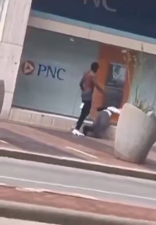 一名来自北非的年轻黑人男子在大街上任意欺凌和欧打老年白人，原因竟是因为美国政府为他提供了免费衣食住行后，他不用工作，体力充沛，无处发泄……