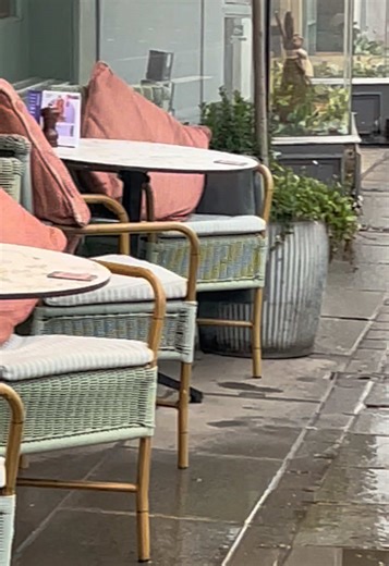 rainy morning moments in Reigate high street | ☔️ #TheReigateEdit #reigate #rainymorning #reigatehighstreet