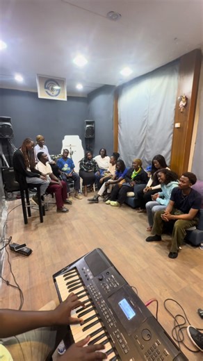 Première vidéo de 2026 🤍 Un chant, une seule intention : exprimer notre amour pour le Seigneur. Que cette année commence dans Sa présence 🙏✨ @Madolina @KAAY RECORD STUDIO DAKAR #fyp #gospel #senegalaise_tik_tok🇸🇳 #alegria #sing