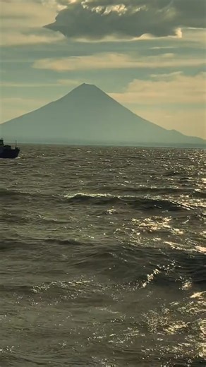 La isla de Ometepe emerge del lago Cocibolca como un tesoro natural, con sus dos volcanes imponentes dominando el horizonte. #Ometepe #Nicaragua 🇳🇮 | Nicaragua: Tierra de Lagos y Volcanes