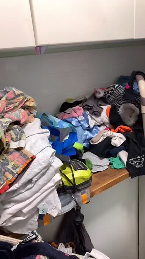 Working full time in the clinic for the past couple months alone things really do pile up 😳 #sendhelp #laundry #oddsocks #lostkiddos @jojo_1359