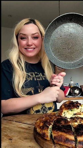 Баница на тиган / Bulgarian Skillet Banitsa Необходими продукти: 1/2 пакет фини кори @sofiamel.bg 3 яйца 250 мл прясно мляко 250 г сирене 100 г пресен спанак 2 стръка зелен лук 50 мл олио или разтопено масло щипка сол (ако сиренето не е много солено) 80 г кашкавал по желание За заливката: 40 г разтопено масло 100 мл газирана вода Подробности за рецептата прочети в блога на https://lussisworldofartcraft.blogspot.com/2026/06/bulgarian-skillet-banitsa.html ( линк в Био) или ми напиши