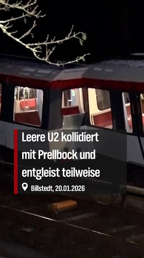 Am Dienstagabend ist ein Zug der U-Bahnlinie U2 ohne Fahrgäste an der Haltestelle Billstedt teilweise entgleist. Der Zugführer war offenbar mit zu hoher Geschwindigkeit unterwegs und prallte gegen einen Prellbock. Dabei sprangen drei Waggons aus den Schienen, wie ein Sprecher der Hochbahn sagte. Der Zugführer kam mit Verdacht auf einen Schock ins Krankenhaus. Anmerkung der Redaktion: Im Video ist nach ersten Erkenntnissen des Unfalls von 400 Passagieren die Rede. ___ https://www.ndr.de/nachricht