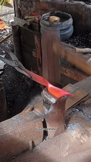 This is the process of beating iron #blacksmith #handycrafts