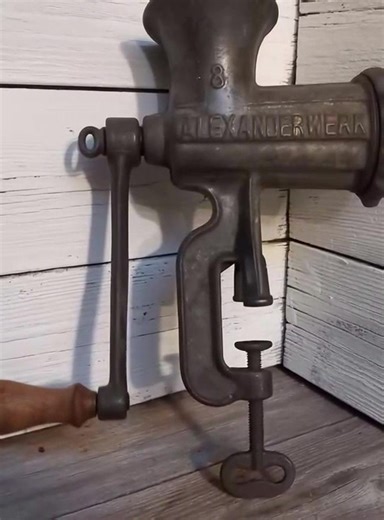 Mystère en boutique : un objet ancien qui intrigue les internautes… Saurez-vous l’identifier ? En me promenant dans une petite boutique d’objets anciens, je suis tombé sur un objet métallique singulier. Impossible de deviner à quoi il servait… et je n’étais visiblement pas le seul à rester perplexe ! Intrigué, j’ai posté une photo en ligne — et les réactions n’ont pas tardé. 🤔 Les suppositions se sont vite multipliées : « Un outil d’atelier abandonné ? » ou encore « Une pièce d’une vieille mach