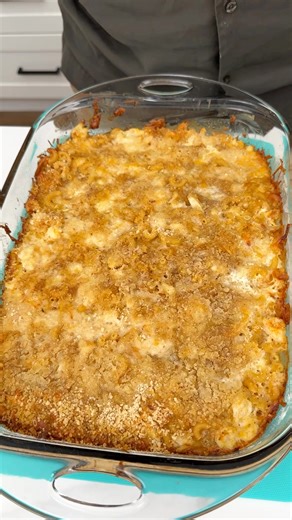 Easy Lunch Casserole Everyone Will Love! Danny N shows us how to make an easy lunch using crab meat, elbow macaroni, mozzarella shredded cheese, triple cheddar shredded cheese, whole milk, all purpose flour, garlic salt, black pepper, smoked paprika, bread crumbs and butter. | Danny N’s Kitchen