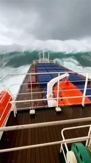 ROGUE WAVE SLAMS SHIP FROM BEHIND 😱 #NorthSea #RogueWave #ShipStorm #BigWaves