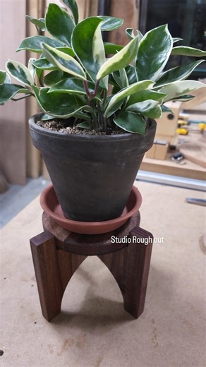 Studio Rough out | Make a pedestal or mini-stand with a single piece of wood. It's easier than you think. You can make it without any special tools. | Instagram