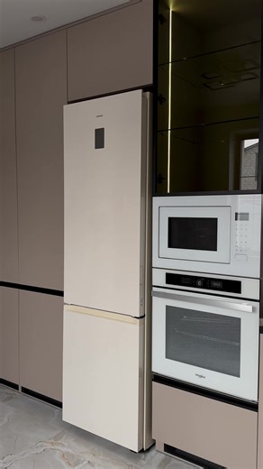 Кухня, що поєднує м’які кольори, підсвітку й глибину матеріалів.💚 Естетика, яка не просто гарна на відео — вона щодня робить простір затишнішим.✅ Меблі на замовлення — коли дизайн і користування говорять однією мовою⬇️ #мебліназамовлення #furniture #кухня