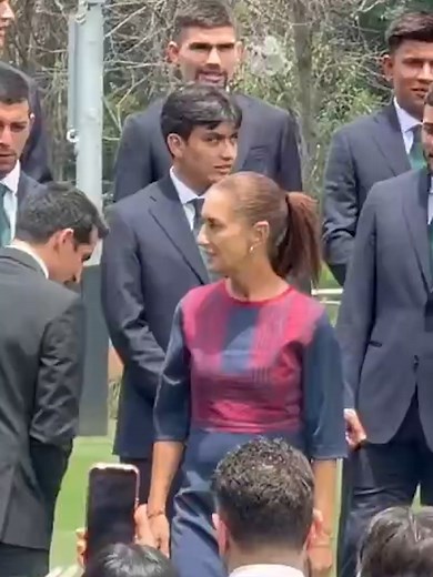 Seleccionados organizan una porra a México durante la ceremonia de abanderamiento del Tri encabezada por la presidenta Sheinbaum. #Latinus #InformaciónParaTi