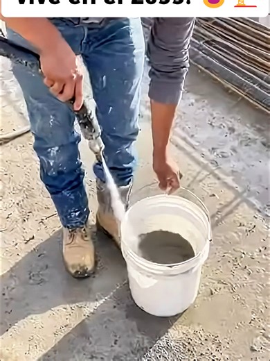 Tutorial rápido: Cómo batir la mezcla sin cansarse el brazo. ✨ Paso 1: Usar la manguera a presión. Paso 2: Rezar para que la mezcla no quede pura agua. 💀😂 El patrón no sabe lo que tiene en la obra. #risa.de.obra #MaestroAlbañil #Hack #Obra #Humor #ConstruccionFail #CerebroGalaxia #TrabajaInteligenteNoDuro #AlbañilesChambeando