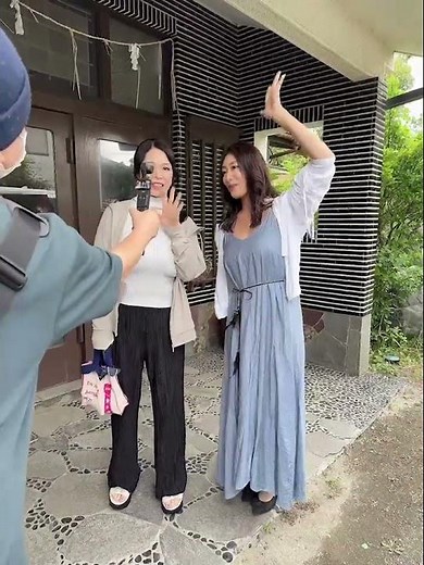 [Reiko Kobayakawa, Natsuko Kayama] We're off to lunch!