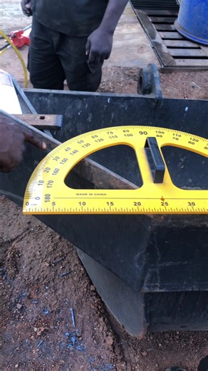 Modification godet trapèze #step1 SOUDEURS CSS SERVICES ENGINS LOURDS DPM #pourtoi #soudeursenegal #excavator #senegalaise_tik_tok