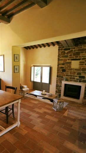 🇮🇹🏡#Tuscan farmhouse in the rolling hills of the #NicconeValley, perfectly set between #Umbria and #Tuscany. Surrounded by nature and offering complete privacy and tranquillity, it’s an idyllic retreat in the green heart of #Italy 🌿Reached by a private country road, this timeless home invites peaceful living amidst breath-taking landscapes 💶€745,000 📩Click the link below to discover more: https://www.italianhousesforsale.com/property-in-italy/casa-bosco-del-niccone/ #Perugia #Umbertide #It