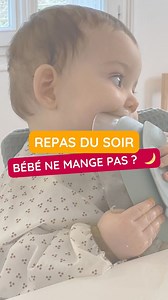 Le soir, votre bébé ne mange pas ? … ou pas comme vous l’espériez ? 😅 Pas de panique ! C’est très fréquent… car bébé est souvent fatigué (et vous aussi 🙃). Après une journée à jouer, explorer, découvrir… manger lui demande encore un effort ! Alors, comment rendre le dîner plus simple et plus apaisé ? 🕕 Avancer un peu l’heure du dîner Essayez de proposer le repas 20 à 30 minutes plus tôt, avant que la fatigue ne prenne toute la place. 🥣 Alléger la texture Purée, velouté, flan de légumes, peti