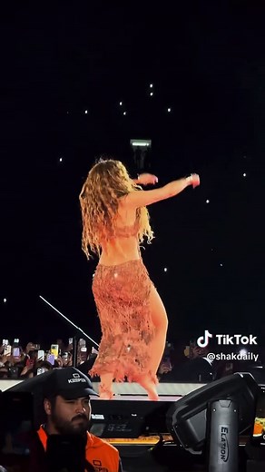 Shakira's Captivating Dance Performance of Hips Don’t Lie