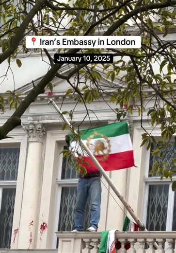 Iranian Protester Replaces Flag to Symbolize Freedom