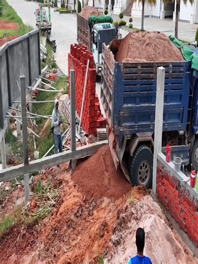 Dump Truck and Dozer KOMATSU Soil Spreading Techniques