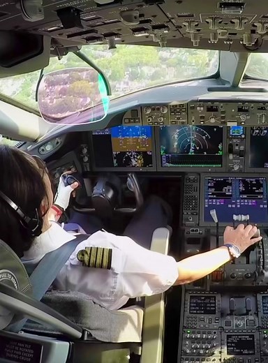 Boeing 787 landing at JFK. LINK IN BIO FOR 2500 PILOT VIDEOS #pilot #pilots #pilotlife #femalepilot #boeing #boeing787 #royalairmaroc #jfkairport