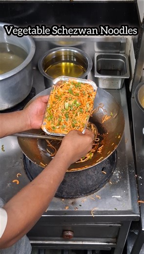 Vegetable Schezwan Noodles restaurant style 😋 #cooking #kitchen #chef #chefselection #food