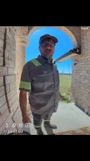 💙 WHO IS CHRIS FROM CORPUS CHRISTI? A man named Chris went out of his way to do something most people wouldn’t today and a Lyford family is asking for help finding him to say thank you. After Clarissa Salazar, a UTRGV student, accidentally left her wallet on her car hood, it fell off near a Brownsville store. While she searched in panic, Chris found it and instead of keeping it, he drove all the way to her family’s home, rang the doorbell, said “you don’t want to go through all that,” and place