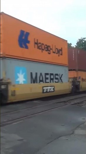 Nice horn sound effects when CSX train passes CSX train.