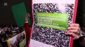 Bei ihrem Bundesparteitag haben die Grünen den Beschlüssen der Ampel-Koalition zur Asyl- und Migrationspolitik zugestimmt. Nach einer kontroversen Debatte setzte sich die Grünen-Spitze durch. Mehr dazu: https://www.br.de/nachrichten/deutschland-welt/gruener-parteitag-zwischen-gegenwind-und-rueckendeckung,Twj9X7w | BR24