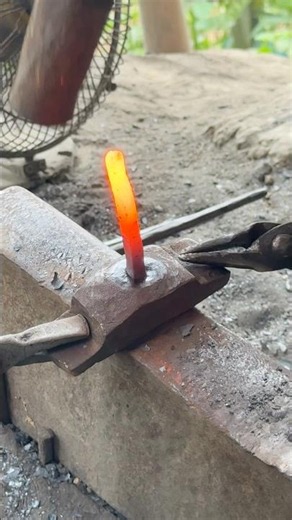 Forcing blazing metallurgical bars to yield industrial bolts