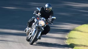 1999年開催の東京モーターショーのメインステージで脚光を浴びたのが、後にMT-01として世に出る前のプロトタイプ。当時の公式な説明文には、「音・トルク・パルスを開発テーマとし、感性に直接訴えるデザインを具現化。人とモーターサイクルとの新しい関わり方を提案します」という記述がありましたが、それらをより簡潔な二文字に込めたのが「鼓動」というキーワードであることは皆さんご存じの事と思います。 このショーモデルが製作された時点では、排気量が1601ccと発表されていますので、クルーザーモデルのXV1600のエンジンをベースにしていますが、5年後にドイツのインターモトで市販モデルが披露された際には1670ccと発表されています。もちろんXV1700のエンジンをベースにしているのですが、新しいロードスポーツとしての乗り味を追求する過程で、エンジンの構成部品の90%が新たに作り直されたそうです。これはベースモデルのXV1700より最高出力を25%程度引き上げ、高回転化によって失われる低速トルクをEXUPで強化するという、徹底した「鼓動」へのこだわりの結果と言えるでしょう。 MT-01は2005年か