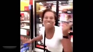 盘点各种美女户外憋不住尿裤子爆笑视频合集！