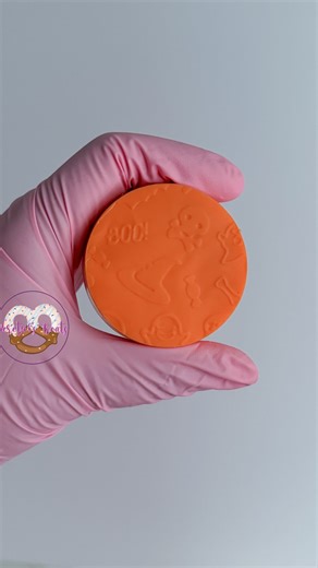 Lesli Perez | Baker | Easton, PA | Someone asked if you can use embossed parchment paper on Oreos?… the answer is YES 👏🏻 Here’s exactly how I did it with the Creep it Real... | Instagram