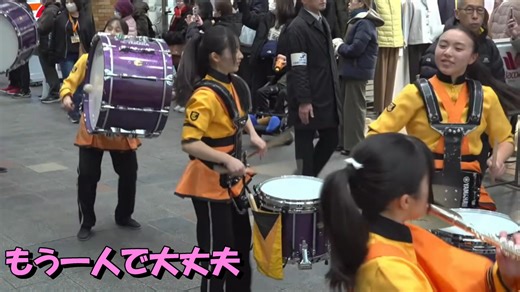 京都橘高校吹奏楽部 1年生の成長 Kyoto Tachibana SHS Band - 1st year student improvement 私はパレードが好き。なぜなら1年生の成長が良く分かるから。 今回はパーカッションのマーチングタム（スネア）担当の女の子の成長を見てみた。入部したばかりの昨年の5月はステップのみでスネアは叩いていなかったのが、8月ごろには大分叩けるようになってきた。 さらにスネア以外にもタレントぶりを発揮。特にキーボードがあんなにうまく弾けるとは･･･びっくりした。 そして今年の2月のパレードを見ると、もう一人で全部の曲を叩けるようだ。 来年度の彼女の担当楽器は何だろうか？ #京都橘高校吹奏楽部 #オレンジの悪魔 #1年生の成長 #KyotoTachibanaSHS #DrummerImproved | 京都橘 を語る