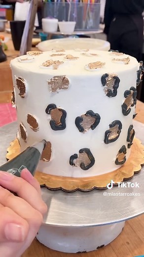 Easy Cheetah Cake Decorating Tutorial