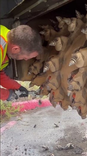 Changing Milling Teeth Like This is Almost Fun! #asphaltmilling #asphaltpavement #wirtgen