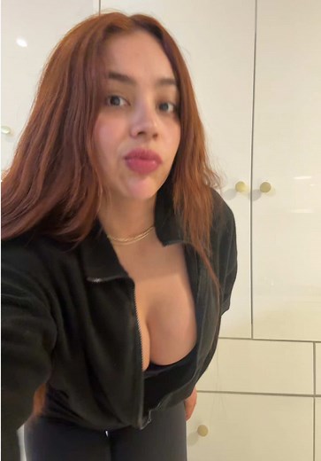 Ella Viene de la Fama en lo Oscuro