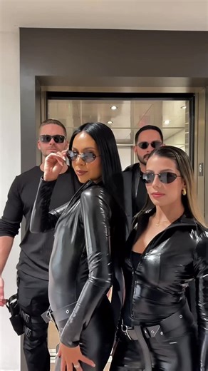 Lisa Salcedo | Content Creator Fashion Lifestyle Beauty on Instagram: "Matrix costume 🖤 El disfraz de este año 😮‍💨 . . . . . . #matrix #matrixcostume #halloweeen #halloweencouplecostume"