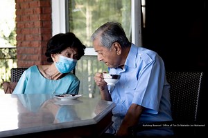 KENYATAAN MEDIA PERKEMBANGAN KESIHATAN YABHG. TUN DR MAHATHIR YABhg. Tun Dr Mahathir bin Mohamad masih menjalani proses rawatan pemulihan di Institut Jantung Negara (IJN), Kuala Lumpur. Sejak Rabu, 2hb. Februari, YABhg. Tun telah dibenarkan untuk pulang ke rumah dan kemudian kembali semula ke IJN untuk jalani sesi fisioterapi dan prosedur perubatan lanjut. YABhg. Tun dan YABhg. Tun Dr Siti Hasmah Mohd Ali turut menyampaikan ucapan terima kasih atas doa, ucapan selamat, kiriman bunga dan kad ucap