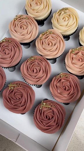 Rust themed ombré rosettes 🧁😀 #cupcake #ombrecupcakes #rust #floralcupcakes #cakestone #cakestone20 #cupcakedecorating
