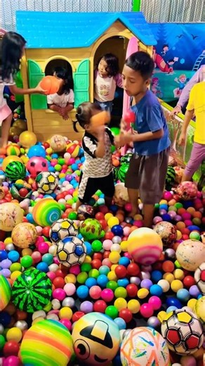 Throw the mini ball and put the basketball into the green window of the mini house 🏡