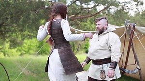 L'armure — mais aussi une partie remarquable de votre tenue médiévale ! C'est légèr, fonctionnel et élégant. Chaque partie peut être utilisée séparément de sorte que vous puissiez les combiner avec d’autres morceaux et porter ce qui est le plus approprié pour le moment ! Armure en cuir « Skjaldmö » pour les femmes https://goo.gl/2Hm55S | ArmStreet France