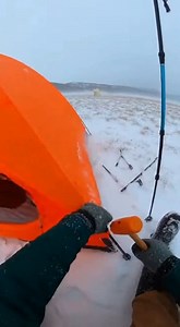 Polar Bear Attacks Camper in Terrifying Arctic Encounter Arctic Region — December 21, 2025 Terrifying footage captures a polar bear charging a camper after wandering into a remote campsite, turning a quiet night into a fight for survival within seconds. The video shows the camper outside a tent when the massive bear suddenly emerges from the darkness, moving fast and with clear intent. Shouting and frantic movement follow as the camper scrambles for safety while others rush to intervene and scar