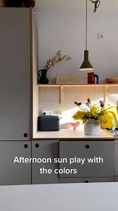 See how the sun are playing with the color tiles from Click'n Tile #fliesenlegen #diy #fyp #tiledesign #tilewall #kitchentiles #keukentegels #backsplash #kitchentile #diytilldie