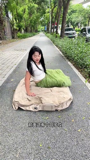 Bring this automatic air mattress when camping, featuring a wireless design for one-touch inflation