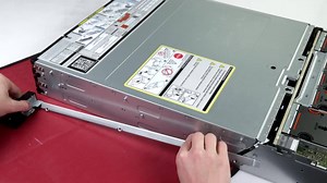 如何卸下 PowerEdge FX2 的 KVM 面板