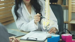 Physiothérapeute avec modèle de la colonne : vidéo de stock (100 % libre de droit) 3535408259 | Shutterstock