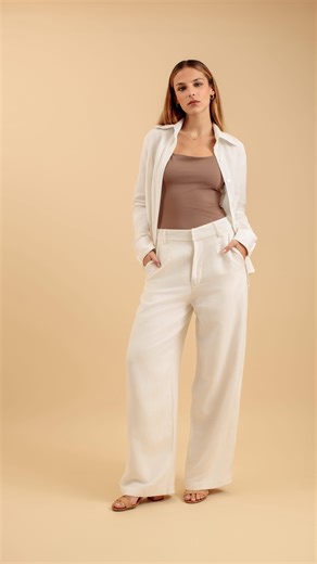 Estovile | Alfaiataria Inteligente on Instagram: "Se você já sofreu com calça off white transparente, a Calça Viareggio é pra você.✨ Ela é inteiramente forrada em bege, um tom que neutraliza e desaparece no corpo. A modelagem de alfaiataria deixa a peça ainda mais sofisticada, enquanto a composição de linho com viscose traz o frescor que o verão pede. A modelagem wide leg garante conforto e se une ao acabamento premium: fechamento com dois colchetes frontais em zamac que não enferrujam, zíper e